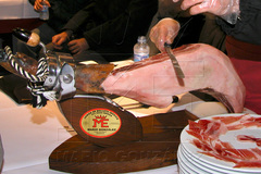 ¿Como se corta un jamón ibérico? Cuente con un buen jamonero y un buen cuchillo.
Presentación del jamón cortado.