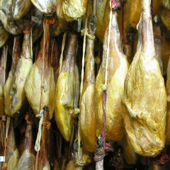 ¿Qué diferencia hay entre el jamón serrano y el jamón ibérico? La clasificación del jamón viene dada por la raza del cerdo y su alimentación.